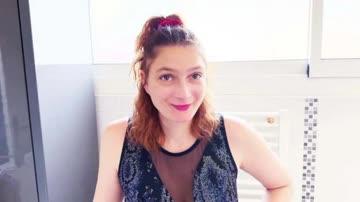 Charlotte, de 32 años, es guiada por Lyia...